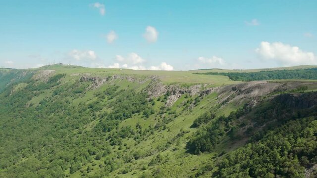 夏の山をドローンで撮影しました。壮大な景色に感動します。