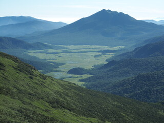 Obraz premium 至仏山登山道から見る尾瀬ヶ原と燧ケ岳