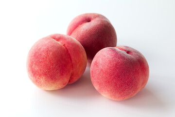 白いテーブルの上の桃