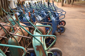 孤輪車（複数の手押し車）