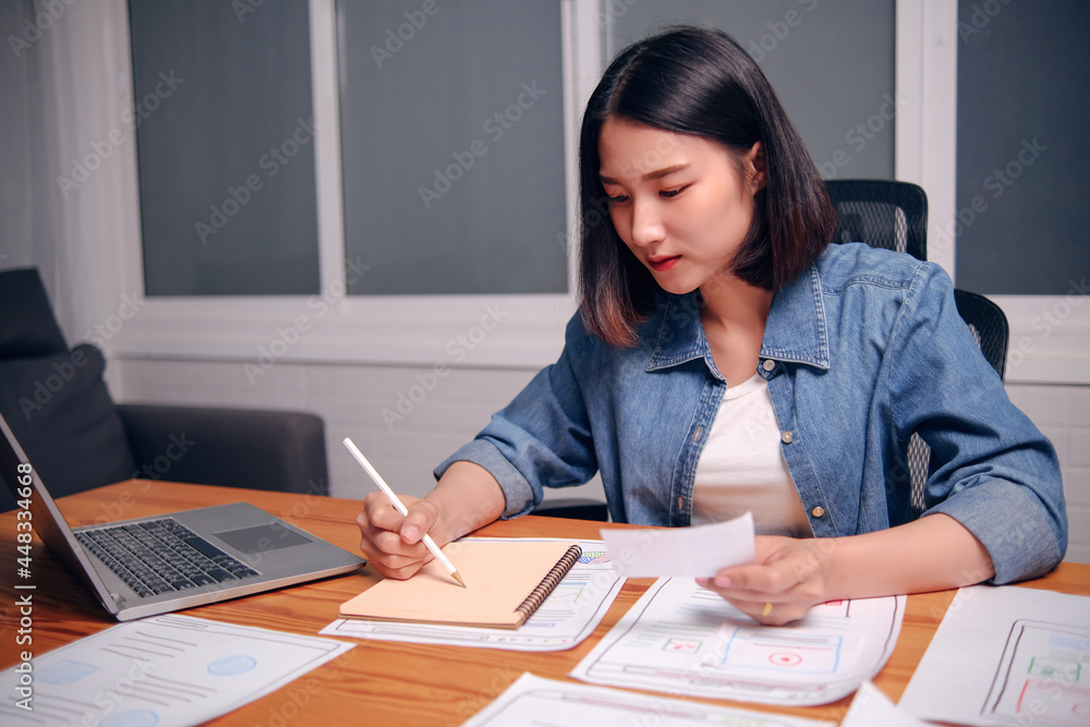 Aufkleber professional asian woman designer designing ui ux graphical user interface webs design sketching dra