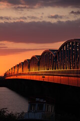 河口の橋、夕焼け