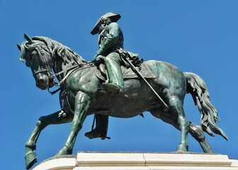 Obraz premium Equestrian bronze statue monument to King Peter IV at main square (Praca da Liberdade), Porto, Portugal