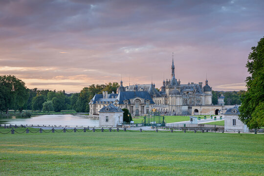 Le Ch&acirc;teau de Chantilly situ&eacute; dans le d&eacute;partement de l'Oise , France