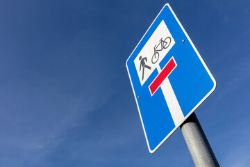 German road sign: no through road, open for cyclists and pedestrians