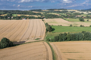 Przedgórze Sudeckie. Pofałdowany teren pokryty polami uprawnymi i lasami. Zdjęcie wykonane z użyciem latającego drona.