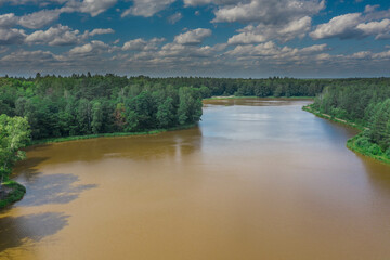 Akwen wodny położony wśród zielonych lasów. Zdjęcie zrobione z wysokości przy użyciu drona. - obrazy, fototapety, plakaty