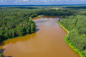 Akwen wodny położony wśród zielonych lasów. Zdjęcie zrobione z wysokości przy użyciu drona.