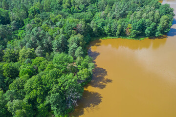 Akwen wodny położony wśród zielonych lasów. Zdjęcie zrobione z wysokości przy użyciu drona. - obrazy, fototapety, plakaty