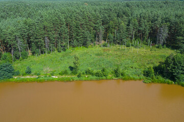 Akwen wodny położony wśród zielonych lasów. Zdjęcie zrobione z wysokości przy użyciu drona. © boguslavus