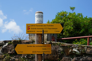 Panneaux de direction de la randonnées du GR 10 à Biriatou, au Pays Basque