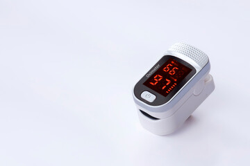 Portable pulse oximeter device on white background, Measurement of blood oxygen level and pulse - obrazy, fototapety, plakaty