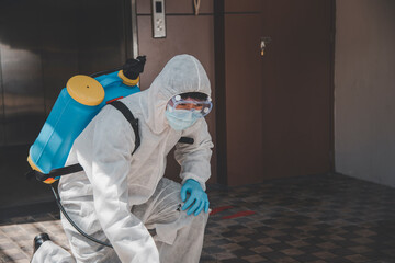 Disease control specialists are Prepare a disinfectant cleaner. Prevent the spread of corona...