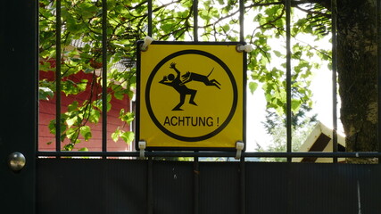 Kreatives und lustiges Verbotsschild einer Warnung vor dem Hund im Taunus, Hessen