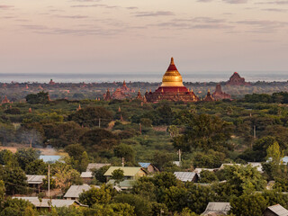 Panorama der Dhammayazika-Pagode in Bagan bei der fantastischen Fahrt mit dem Heißluftballon