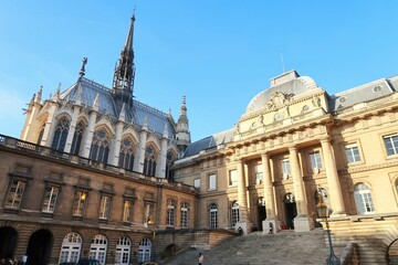 Fototapeta na wymiar Sainte Chapelle et façade du Palais de Justice historique de Paris, boulevard du palais, sur l’île de la Cité (France)