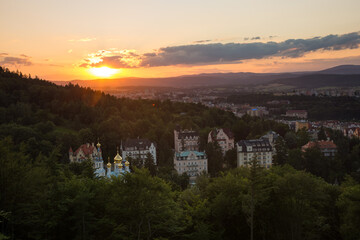 Blick auf Karlsbad beim Sonnenuntergang