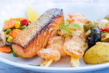 Lachs und Scampi mit Gemüse