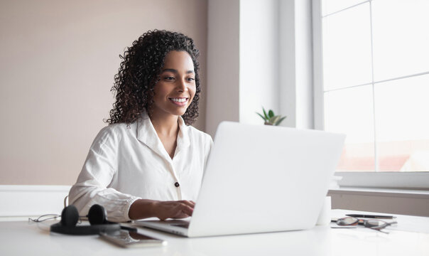 Black Woman On Laptop Images – Browse 174,263 Stock Photos, Vectors, and Video | Adobe Stock