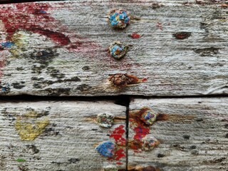 Abgeblätterte Farbe an Holzwand