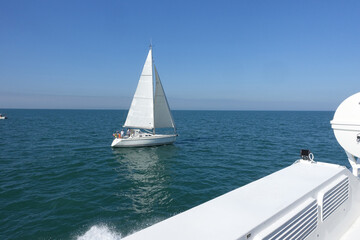 Voilier en pleine mer et traversée maritime © luzulee