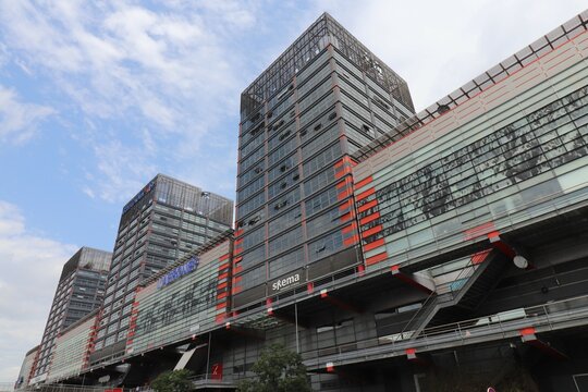 Immeubles de bureaux moderne dans le quartier d'affaires Euralille, ville de Lille, departement du Nord, France