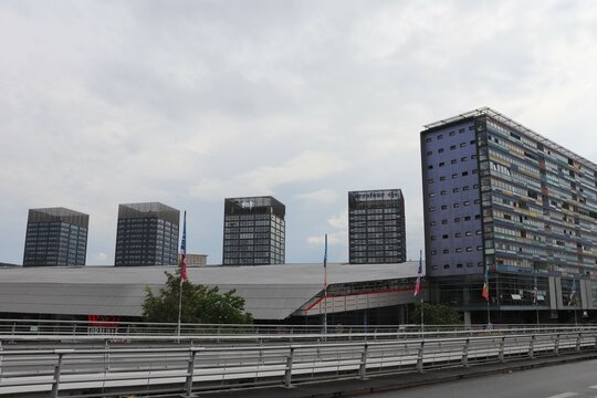 Immeubles de bureaux moderne dans le quartier d'affaires Euralille, ville de Lille, departement du Nord, France