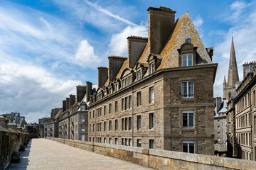 Fototapeta na wymiar foto der Altstadt und der Stadtmauer von Saint Malo, Bretagne, Frankreich
