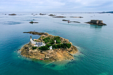 Luftaufnahme der Inselwelt mit dem Eiland L'Ile Louet mit Leuchtturm und Pension vor der K&uuml;ste von Carantec, im Hintergrund das Ch&acirc;teau du Taureau, Bretagne, Frankreich