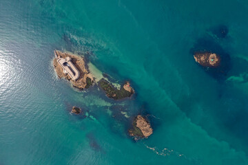 Luftaufnahme der inselwelt vor der Küste von Carantec, und die Insel mit dem  Château du Taureau, Bretagne, Frankreich