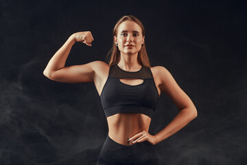 Obraz premium girl demonstrates her biceps
