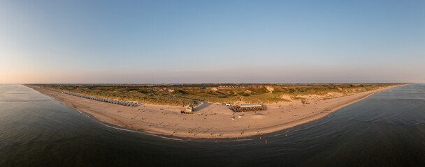 Luftaufnahme, Grosser Panoramablick auf den Strand, den Deich und den Ort Julianadorp aan Zee mit Wolken am Himmel, Den Helder, Nordholland, Niederlande