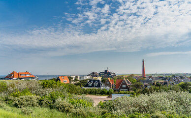 Blick über die Dächer von Huisduinen zum Leuchtturm Huisduinen, genannt der lange Jaap, Den Helder, Niederlande, NordHolland