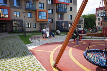 Obraz premium Parents with their children play in the playground