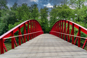 die rote Bargebr&uuml;cke mit ihren geschwungenen Linien f&uuml;hrt als Fu&szlig;g&auml;ngerbr&uuml;cke zur Altstadt von Br&uuml;gge, Belgien