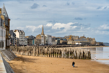 Blick vom Strand bei Ebbe zur Altstadt von Saint Malo, Bretagne, Frankreich