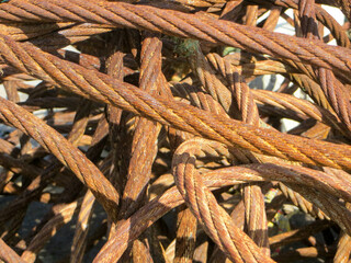 Cordes us&eacute;es et entrelac&eacute;es sous le soleil