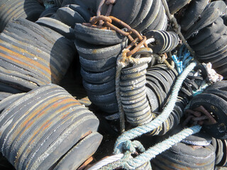 Vieux pneus us&eacute;s et entass&eacute;es au soleil