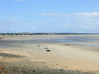 Quelques bateaux &eacute;chou&eacute;s sur une plage normande