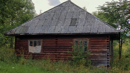 Obraz premium old abandoned wooden house