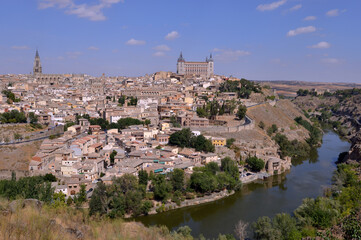 Fototapeta na wymiar Vista panorámica de la ciudad de Toledo con el Alcázar y el río Tajo