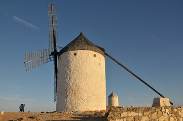 Molinos de viento en el pueblo de Consuegra de la provincia de Toledo, España
