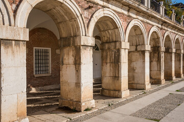 Paseo con arcos y cubierto en Aranjuez, España