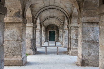 Paseo cubierto con arcos en el Real Monasterio de San Lorenzo de El Escorial en la comunidad de Madrid, España