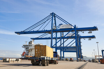 Fototapeta na wymiar Loading containers in the Port of Bilbao
