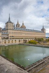 Fototapeta na wymiar Estanque y vista del edificio de El Escorial en la comunidad de Madrid, España