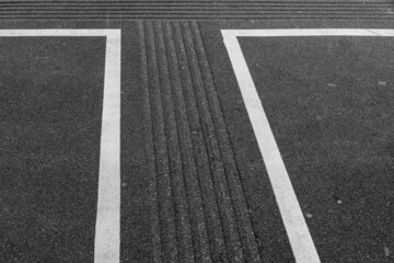 Fototapeta premium Asphalt mit weißen Markierungen