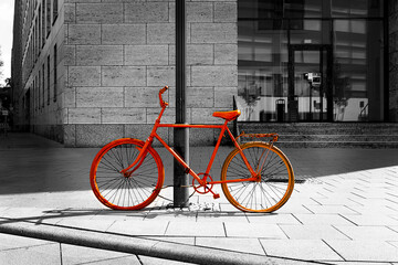 altes rotes Fahrrad an Straßenlaterne Stadt	