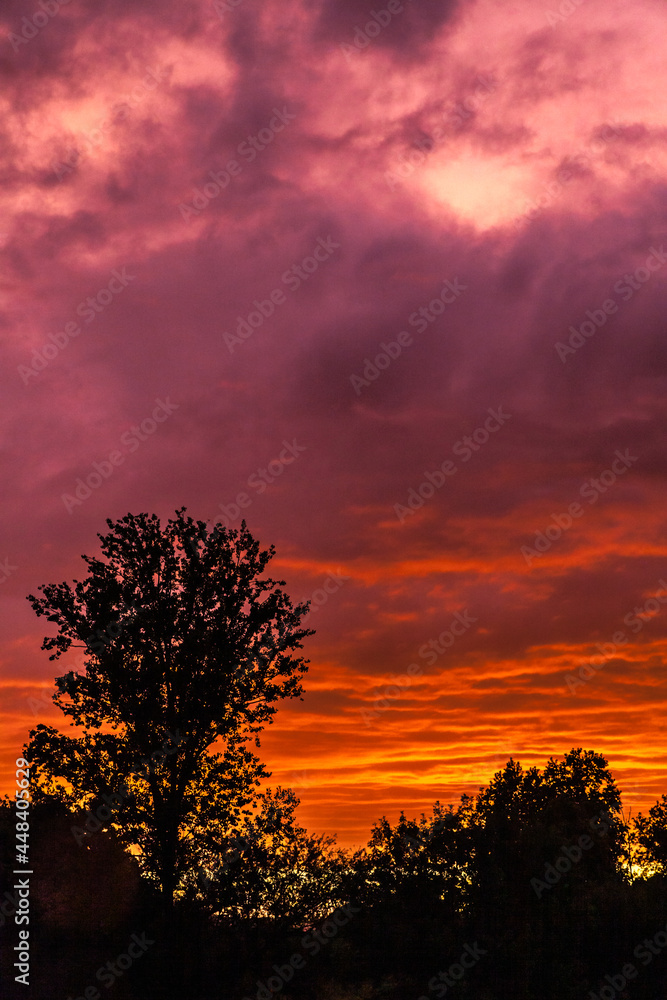 Canvas Prints Duras (Lot et Garonne, France) - Coucher de soleil nuageux