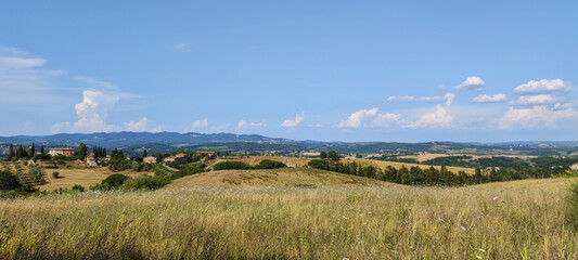Fototapeta na wymiar Extra wide view of the Tuscan hills with Siena in the background